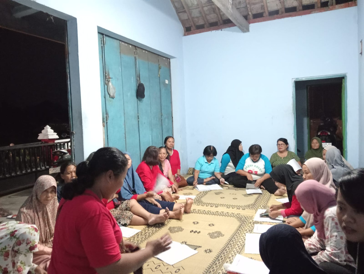 Pertemuan rutin ibu ibu rt 01 dusun Koroulon kidul