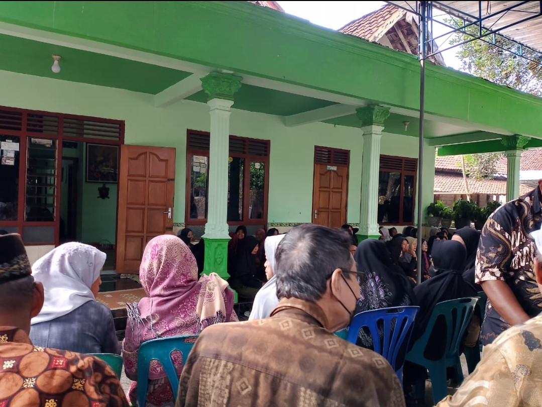 Warga dusun Kalibulus takziah ke dusun Jomboran Klaten