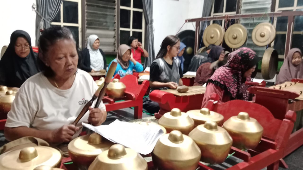 Latihan nggamèl tegal balong