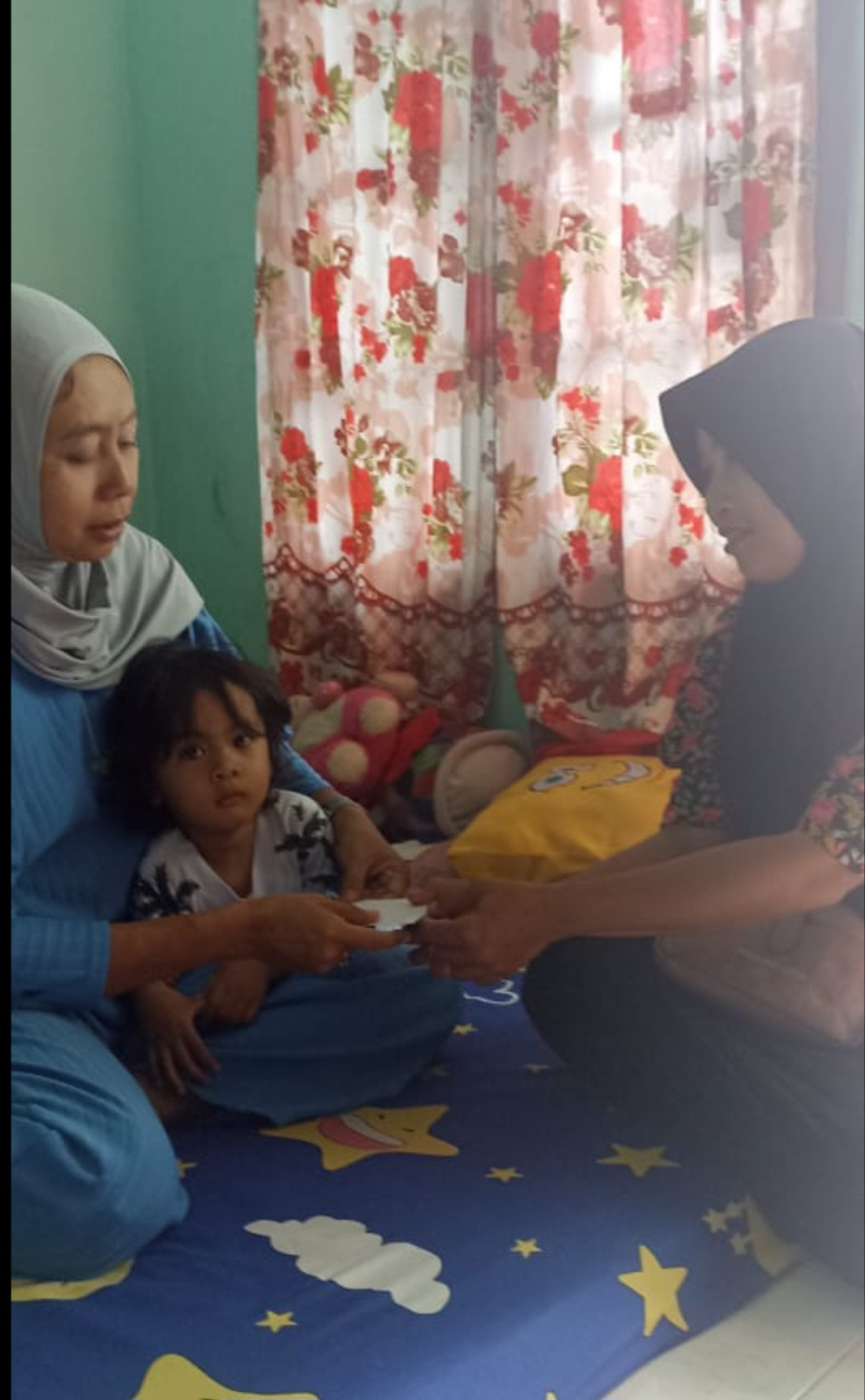 Santunan dari warga RT 04 dusun Kalibulus kepada anak yatim