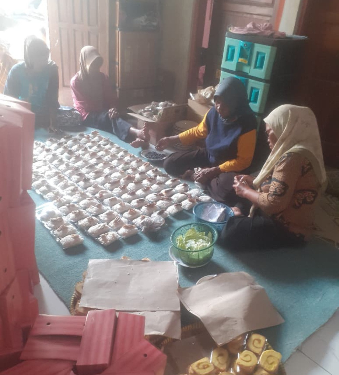 Warga RW 06 dusun Kalibulus rewang di rumah bu Tatik