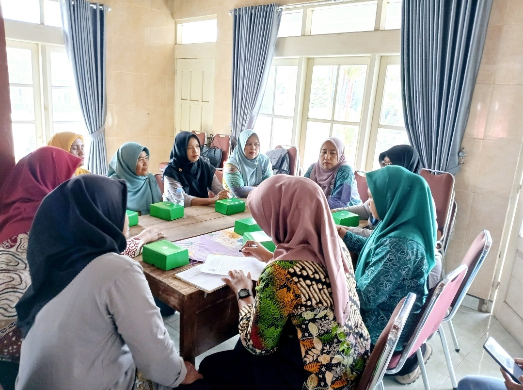 Kader dusun Kalibulus mengikuti rapat bersama pokja 4