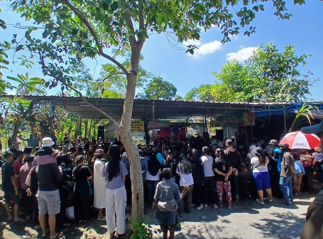 Warga dusun Kalibulus menampilkan seni Jathilan di dusun Kalibulus