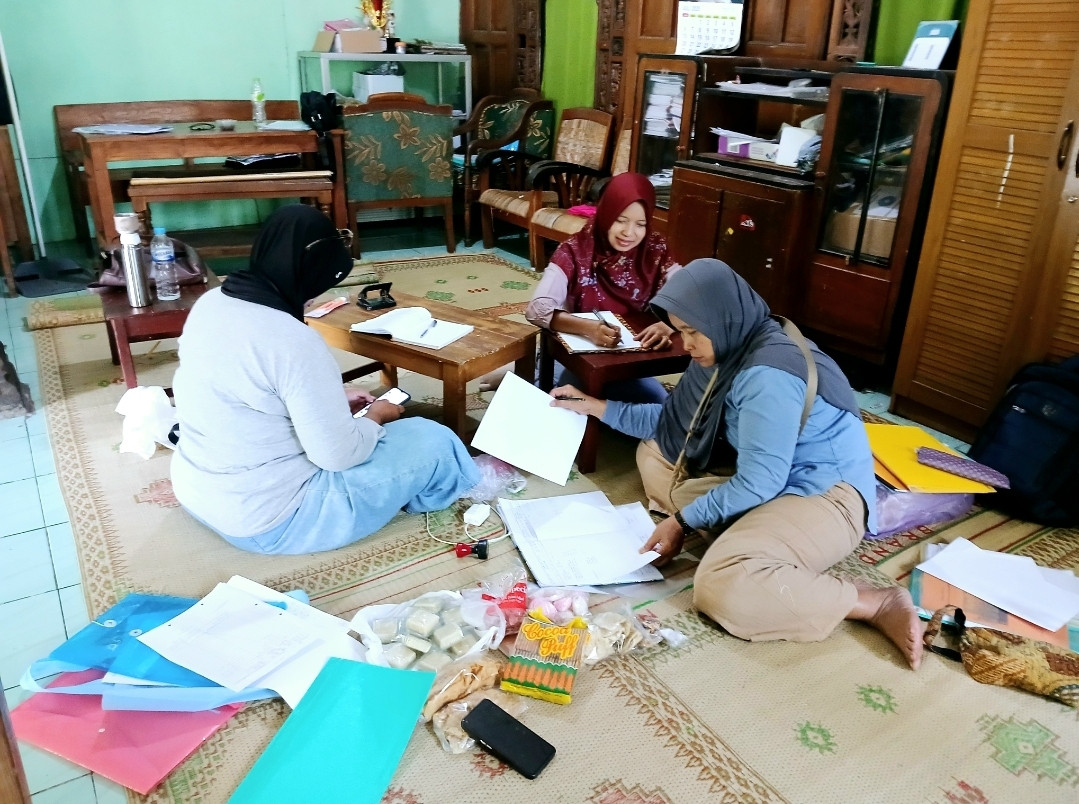 Kader dusun Kalibulus mengikuti pertemuan dengan anggota pokja 4