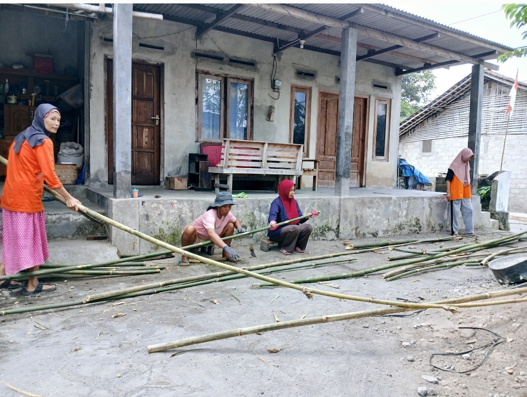 Gotong royong ibu-ibu RT 04 dusun Kalibulus