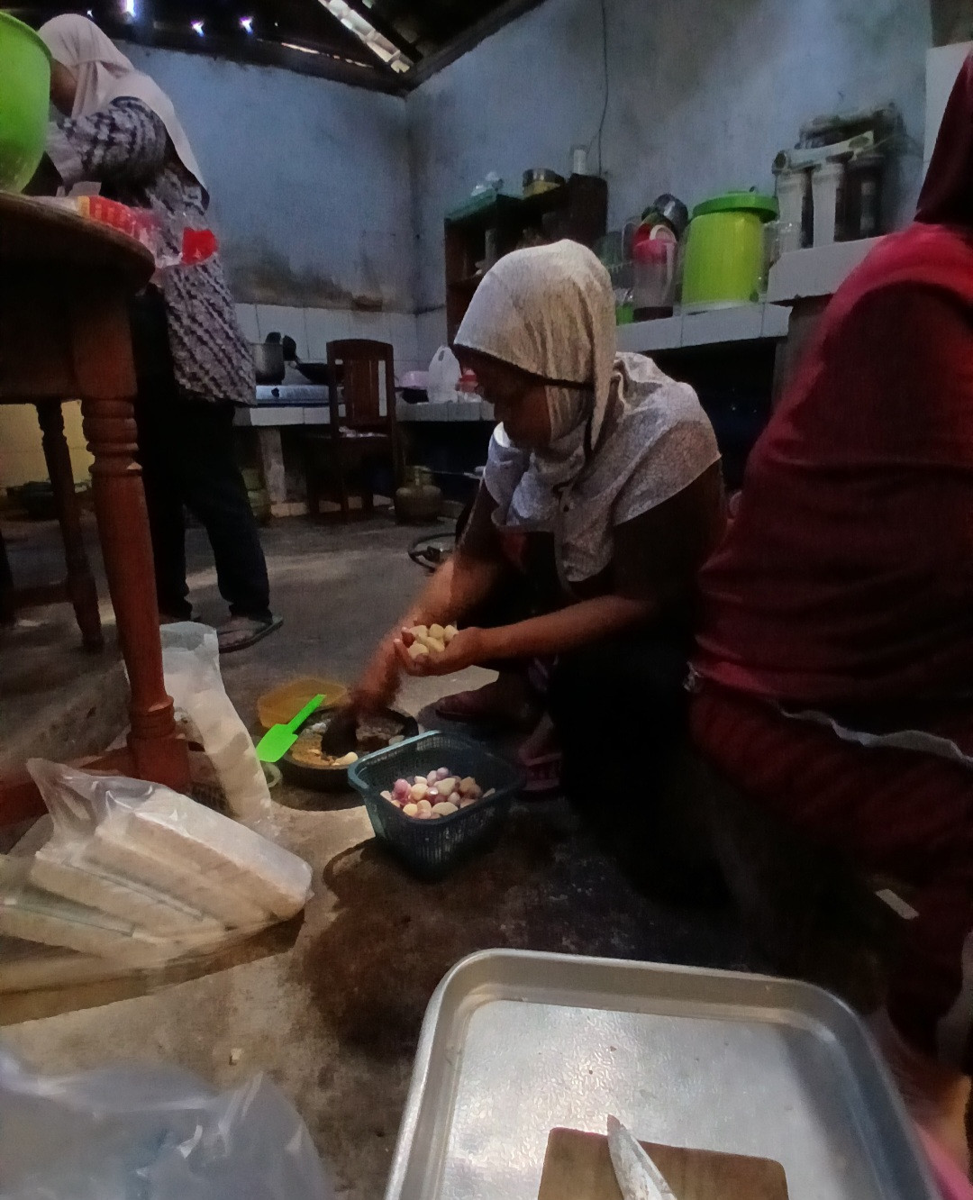 Warga dusun Kalibulus rewang untuk persiapan tirakatan