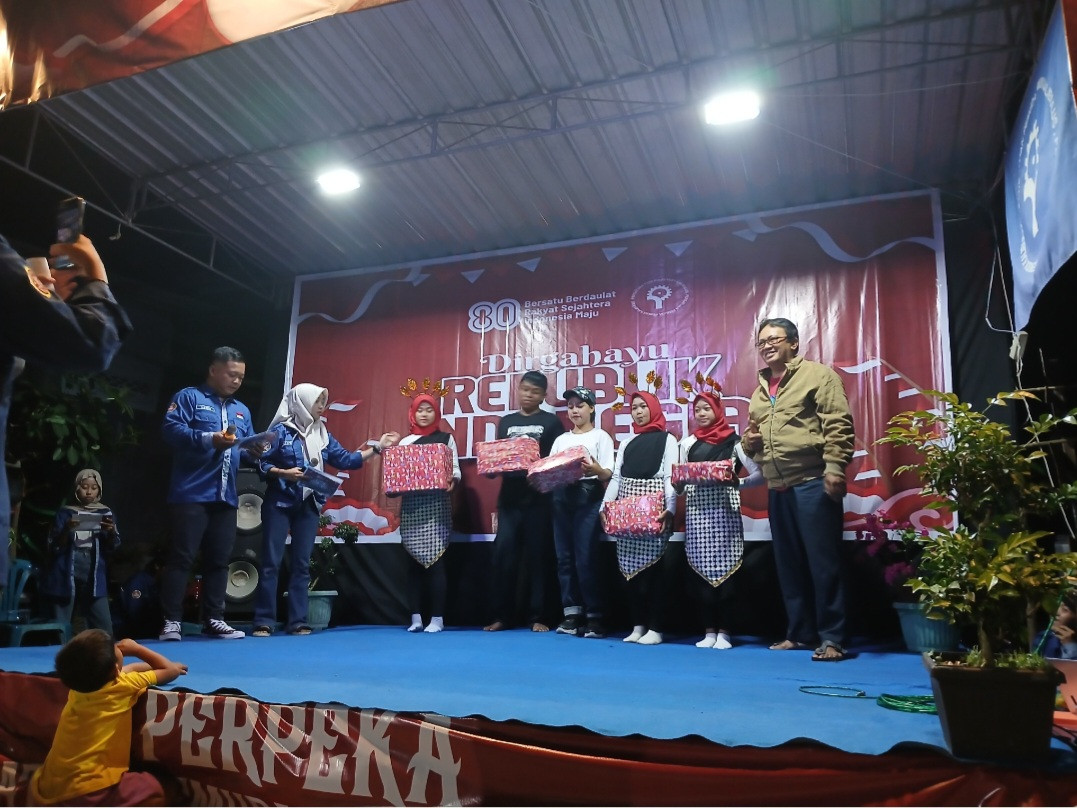 Pembagian hadiah lomba 17 an dusun Kalibulus