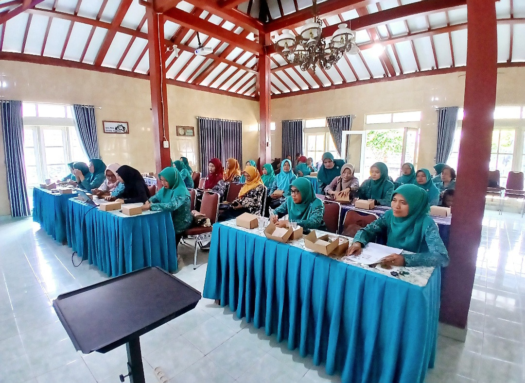 Kader dusun Kalibulus mengikuti pertemuan PKK di Kalurahan Bimomartani