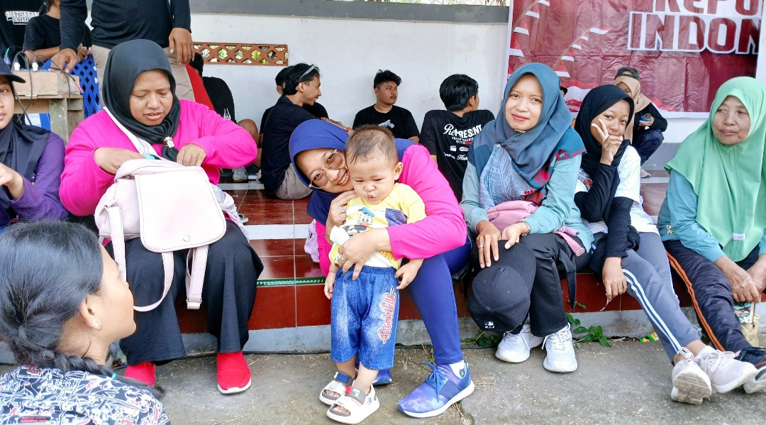 Warga Padukuhan Kalibulus berkumpul sambil menunggu pembagian doorprize jalan sehat & senam masal