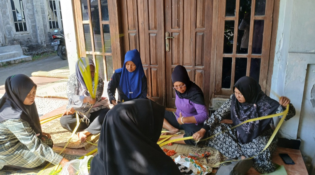 Warga Padukuhan Kalibulus gotong royong membantu warga yang sedang kena musibah