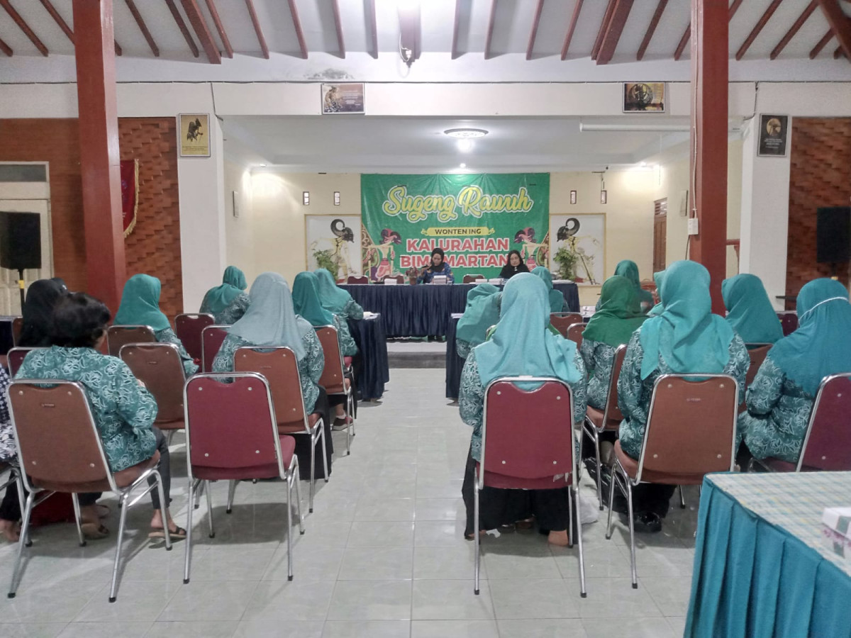 PKK PADUKUHAN MACANAN MENGIKUTI PERTEMUAN RUTIN TP PKK DI KALURAHAN BIMOMARTANI