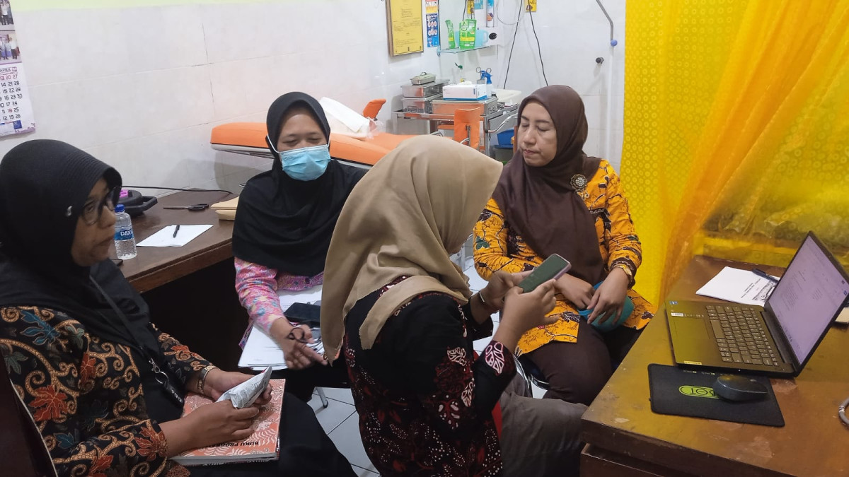 KADER PADUKUHAN MACANAN MENGIKUTI PERSIAPAN LOMBA TP PKK KAL BIMOMARTANI MENGENAI GKSTTB PEDULI KIA