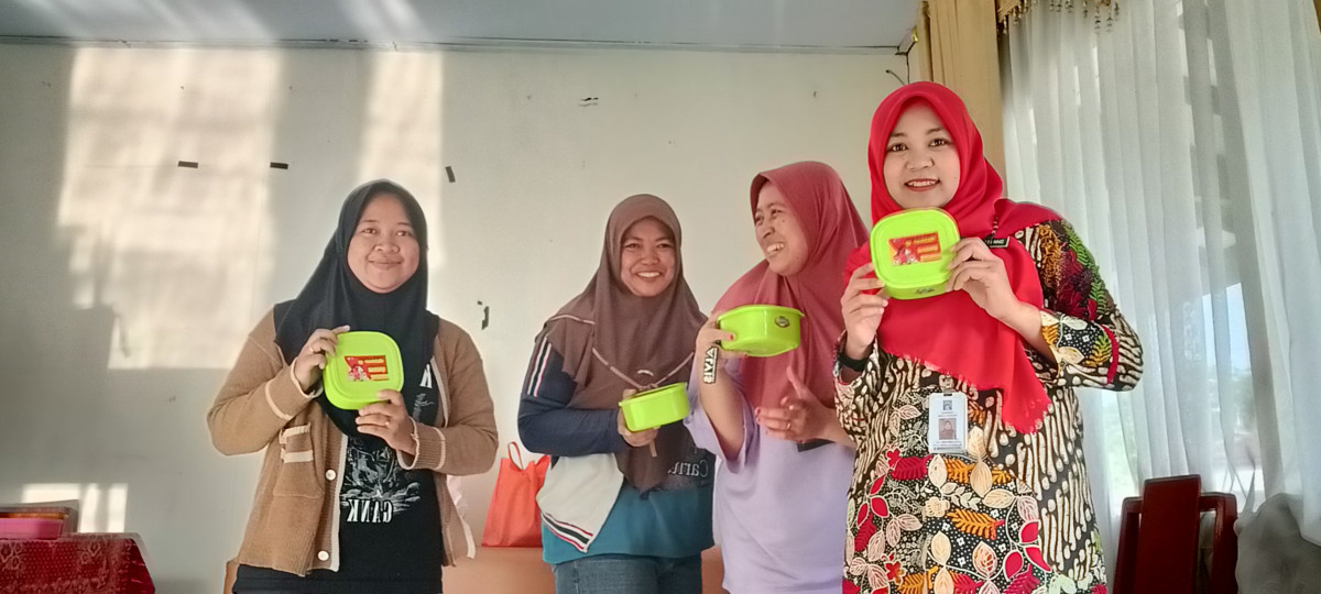 Kader padukuhan macanan mengikuti pendistribusian PMT Lokal Sasaran Balita dan Bumil bermasalah gizi