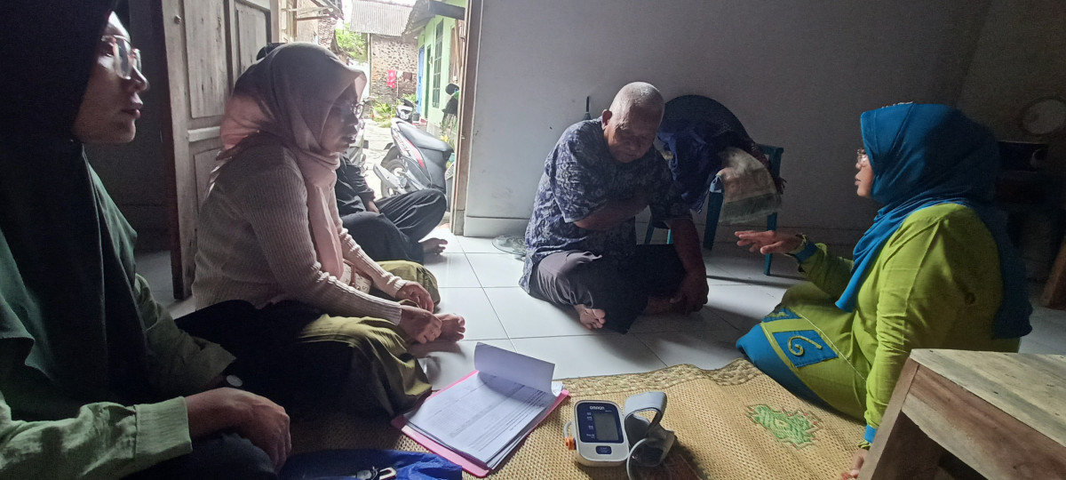 Kader Kesehatan Padukuhan Macanan Mengunjungi Dan Cek Kesehatan Pasien Lansia Riwayat HT