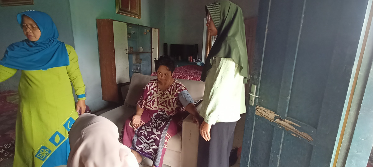 Kader Kesehatan Padukuhan Macanan Mengunjungi dan Cek Kesehatan