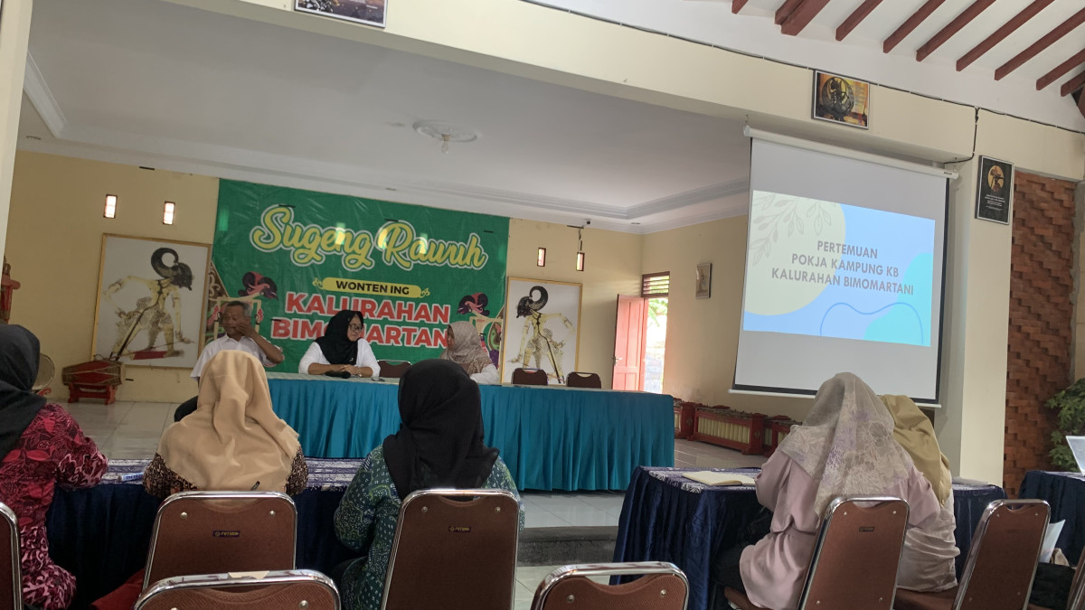 Kader Padukuhan Macanan "Menghadiri undngan Pokja Kampung Kb"