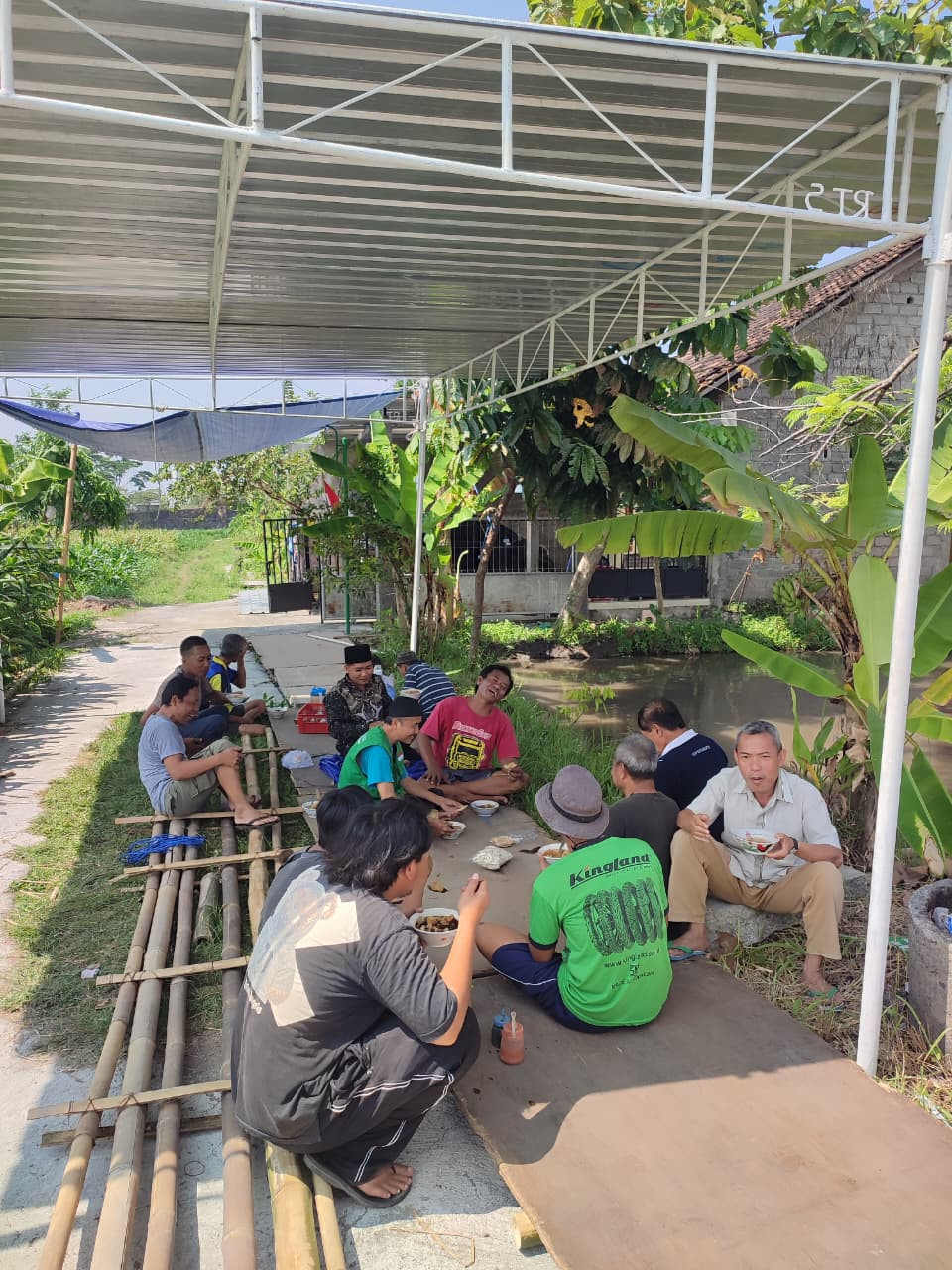 GOTONG ROYONG PERSIAPAN MANCING BERSAMA RT05