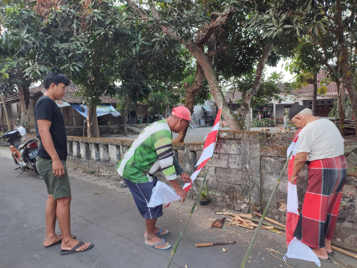 PEMASANGAN UMBUL UMBUL ROGOBANGSAN