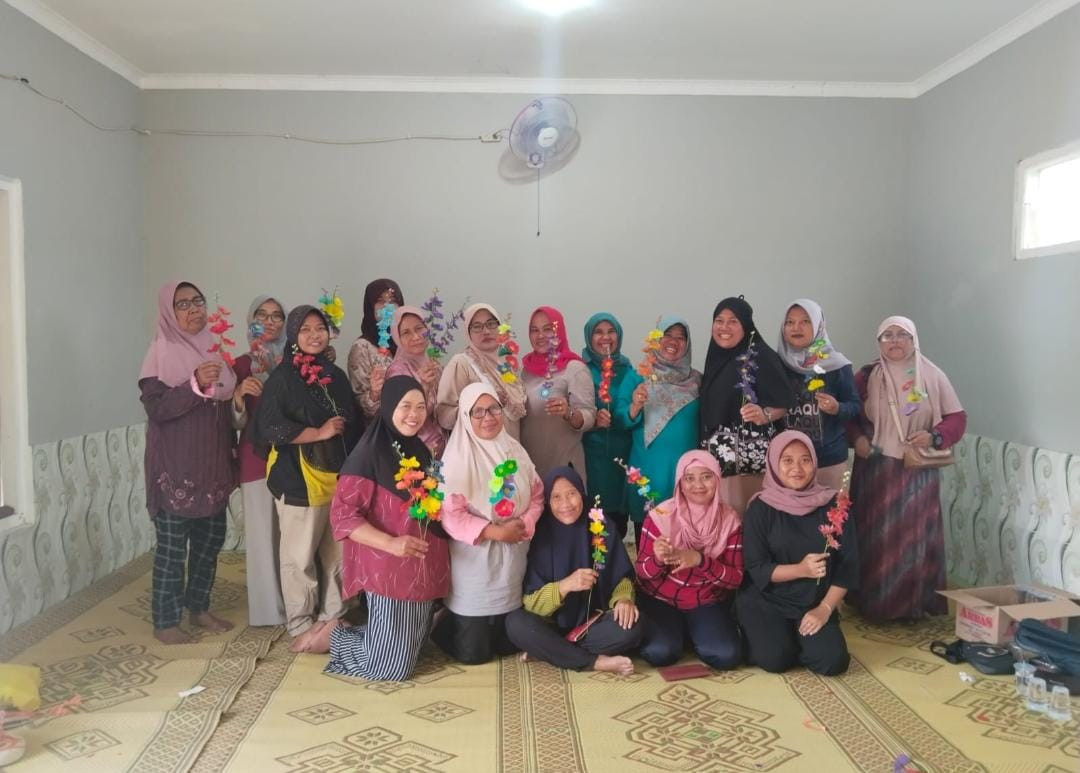 PEMBUATAN KERAJINAN PEMANFAATAN SAMPAH PLASTIK MENJADI KARYA BUNGA CANTIK