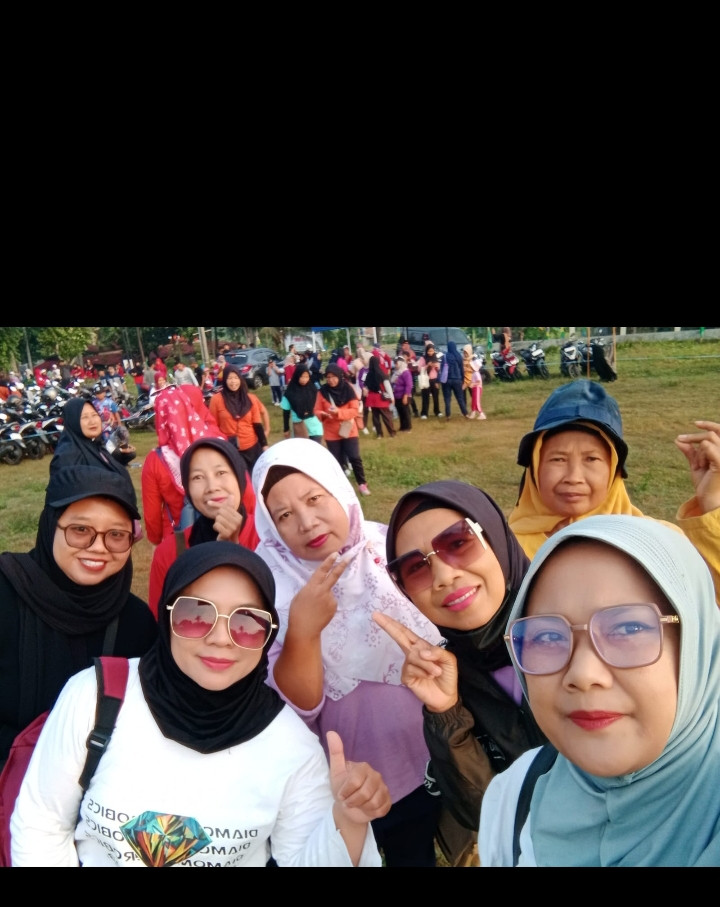 Kader Kragilan senam di lapangan