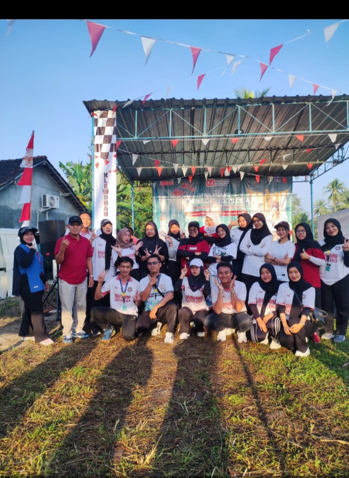 Jalan sehat warga Kragilan bersama KKN