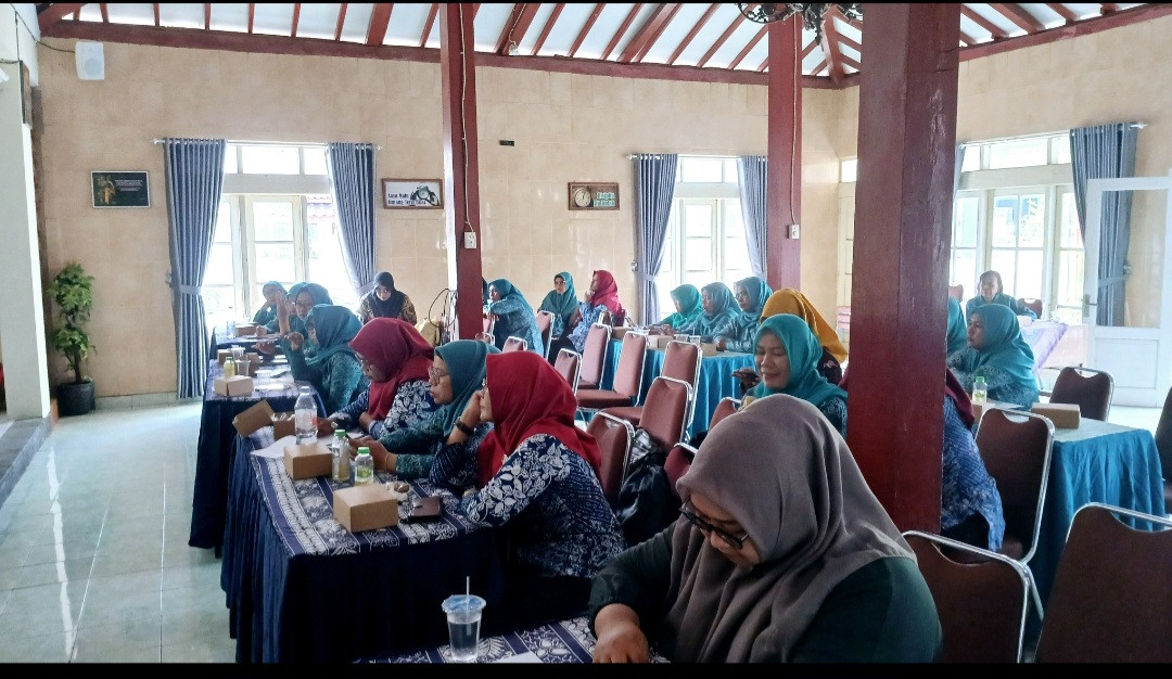 Kader Padukuhan Kalibulus mengikuti pertemuan rutin PKK