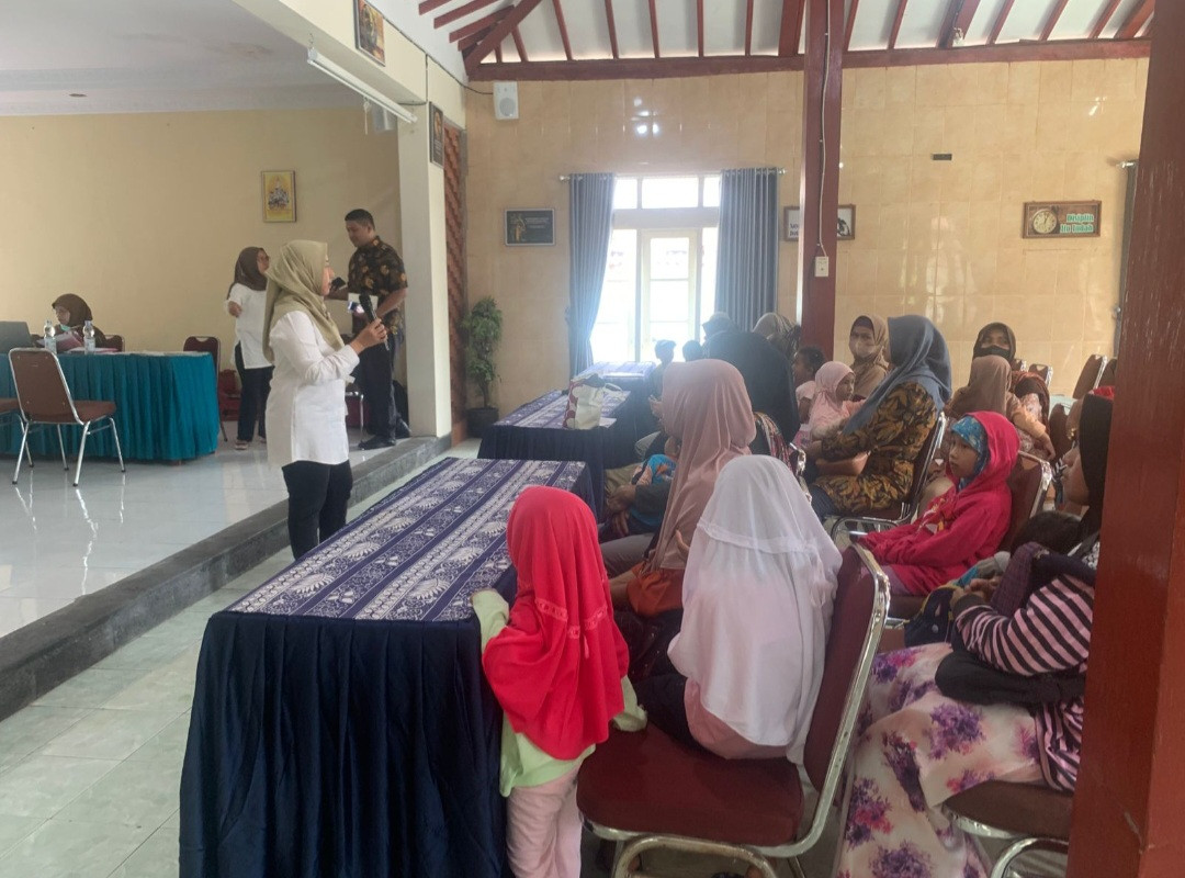 Kader Padukuhan Kalibulus mengikuti pertemuan validasi tumbuh kembang anak balita