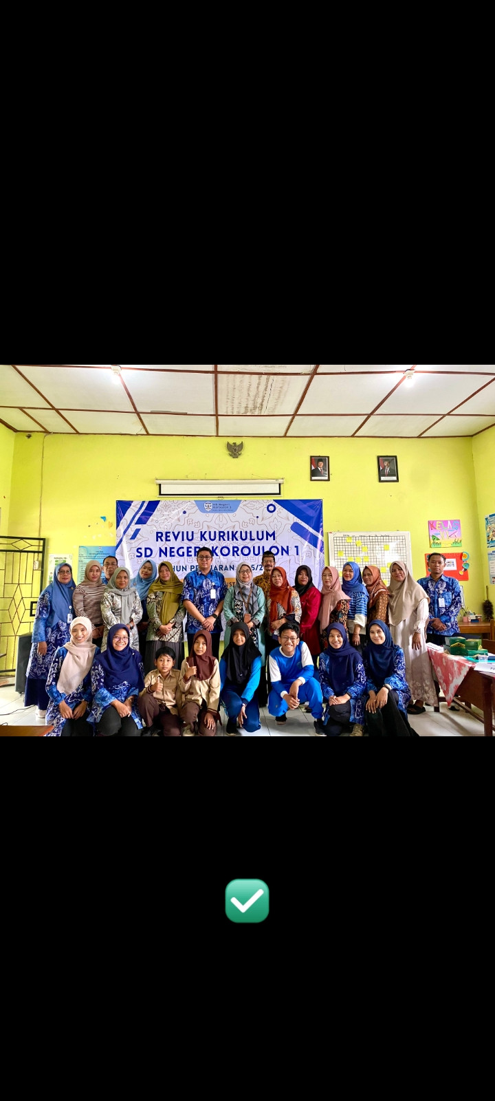 Warga Kragilan mengikuti review kurikulum