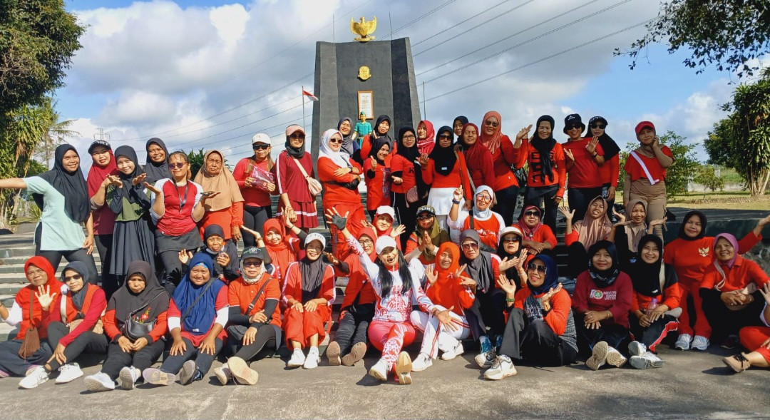 Kader Padukuhan Kalibulus mengikuti senam