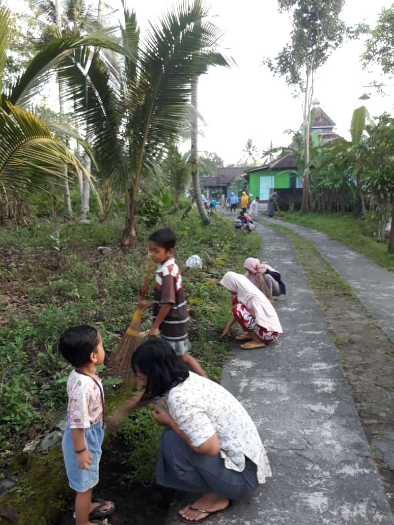 Gorong royong ibu-ibu membersihkan jalan kampung