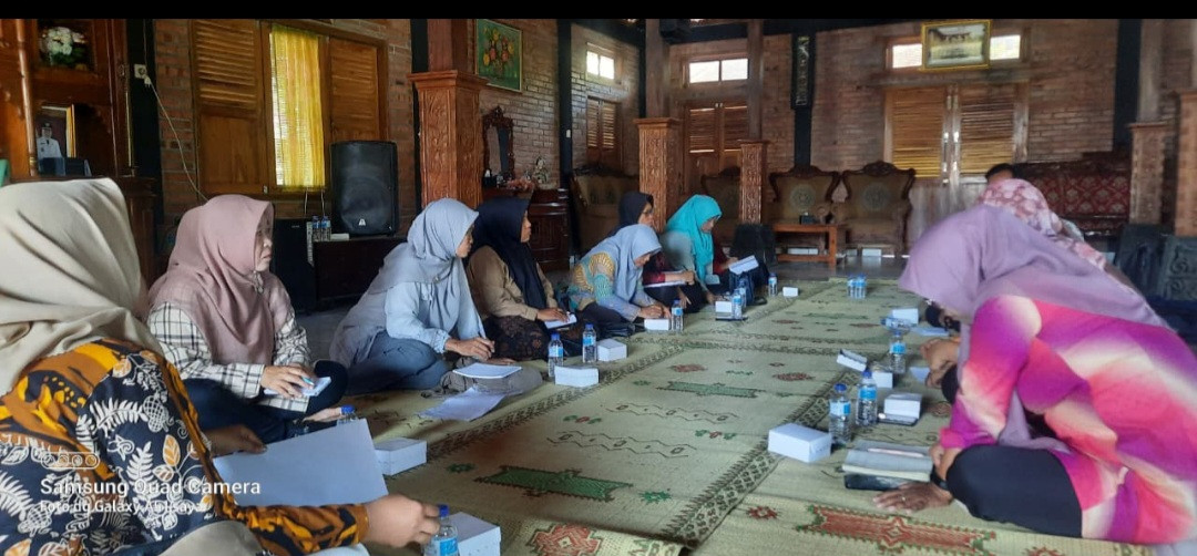 Ibu Dukuh Kalibulus mengikuti pertemuan Dukuh