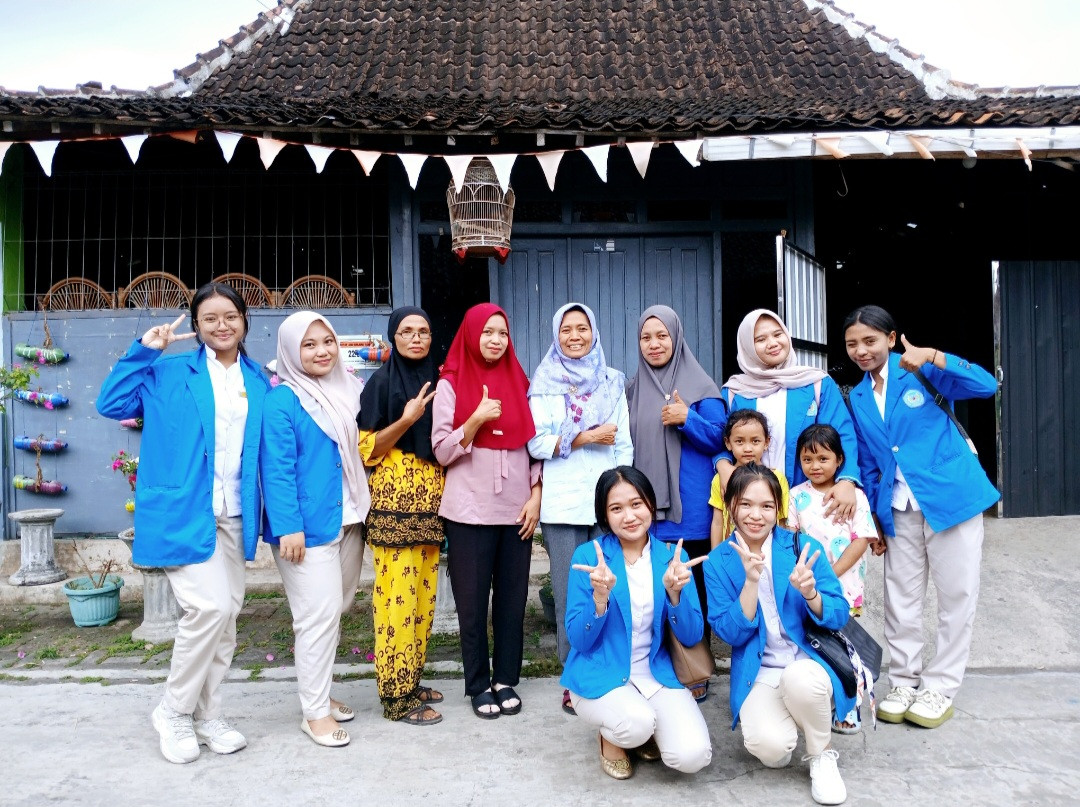 Kader Padukuhan Kalibulus mendampingi Mahasiswa Unriyo