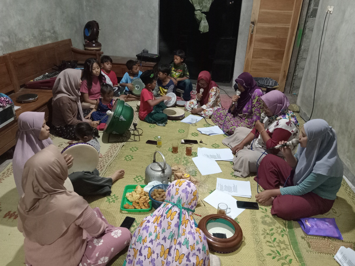 Latihan hadroh ibu-ibu tegal jaten balong