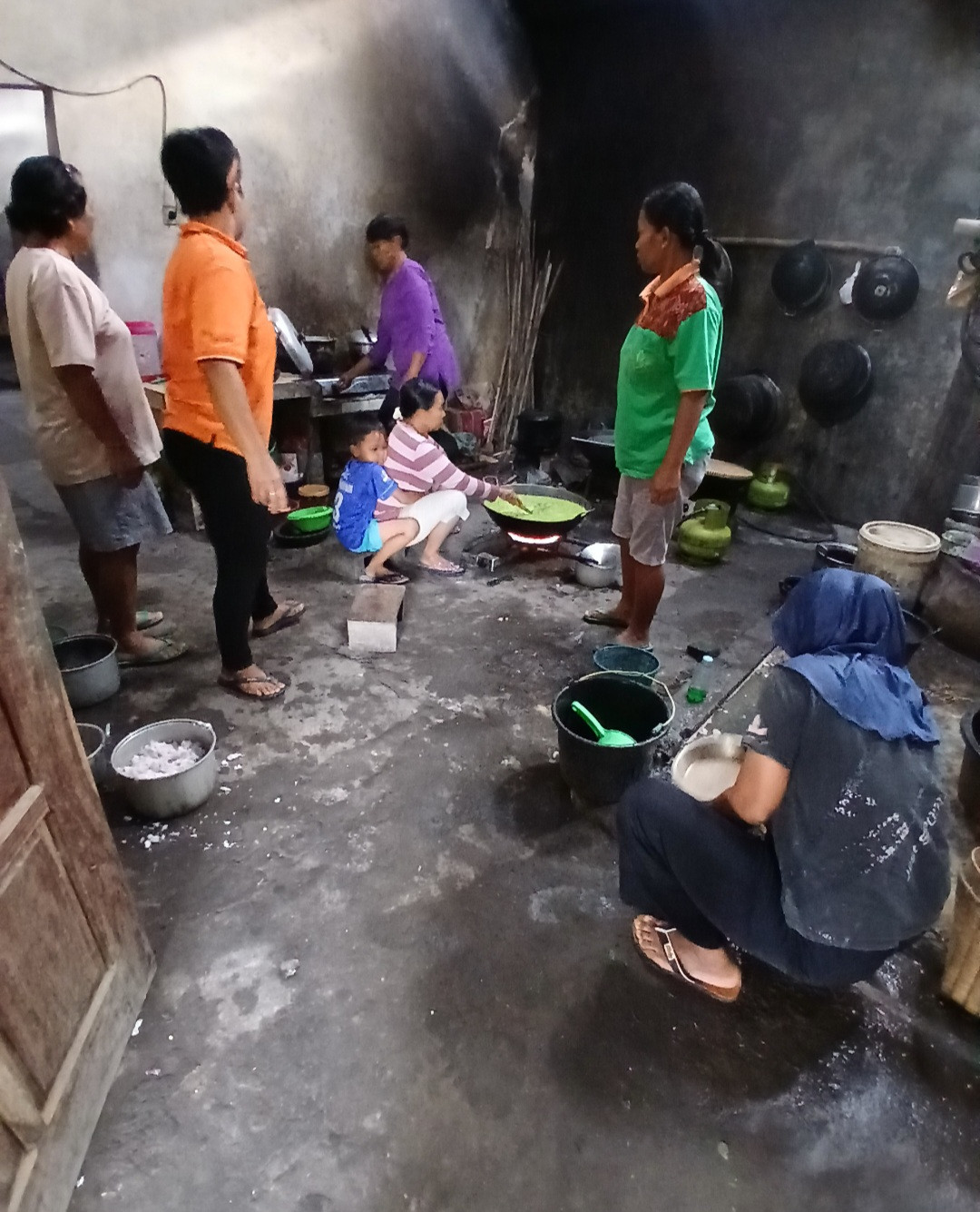 Kader Padukuhan Kalibulus sedang rewang memasak