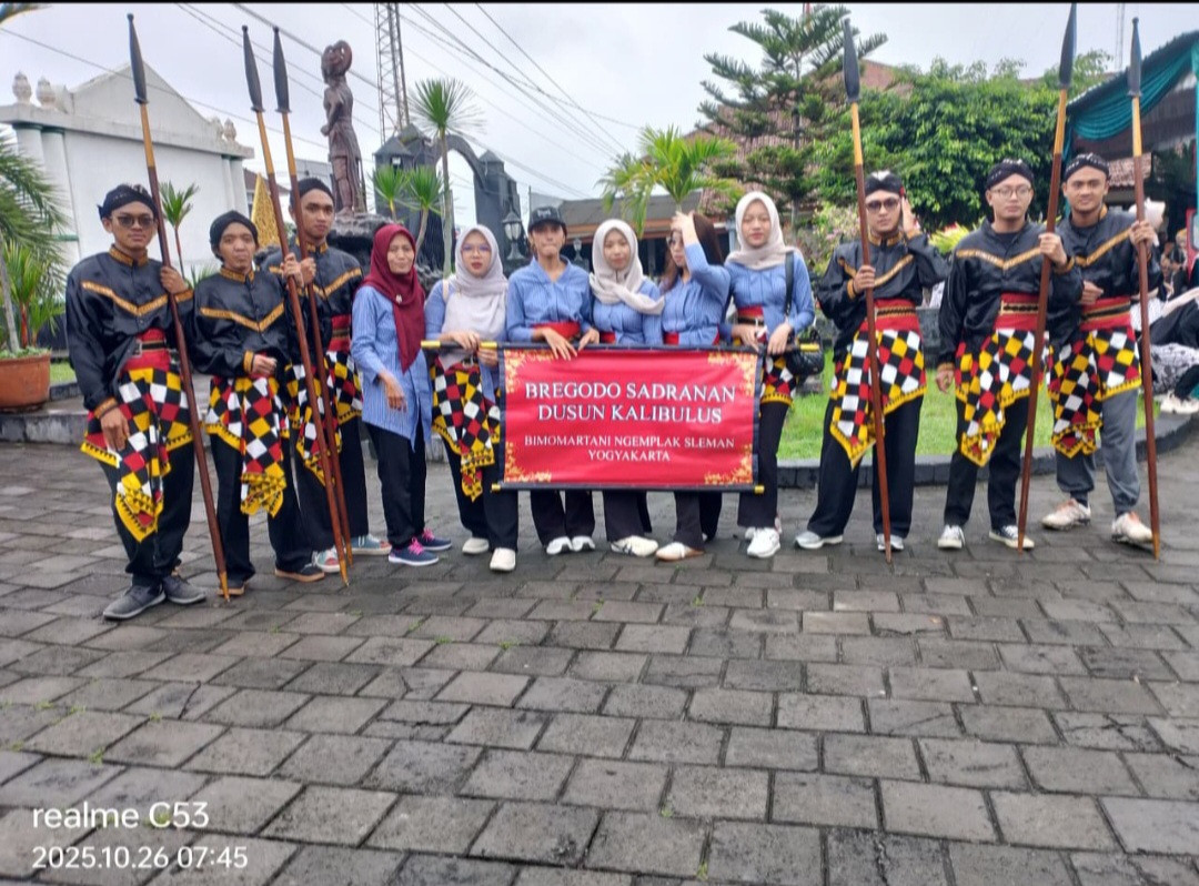 Warga Padukuhan Kalibulus mengikuti kirab budaya