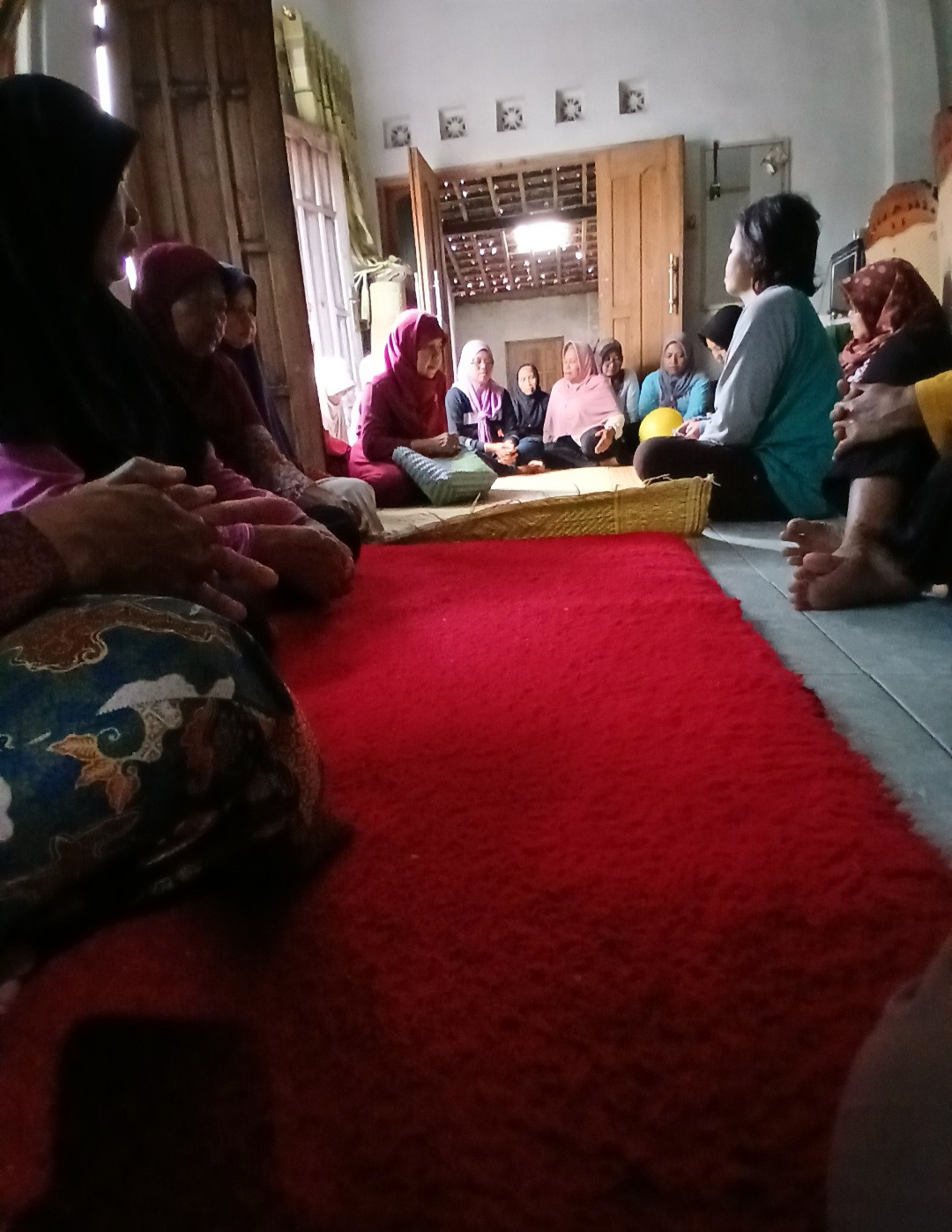 Warga Padukuhan Kalibulus sedang membesuk Ibu Nur yang sedang sakit