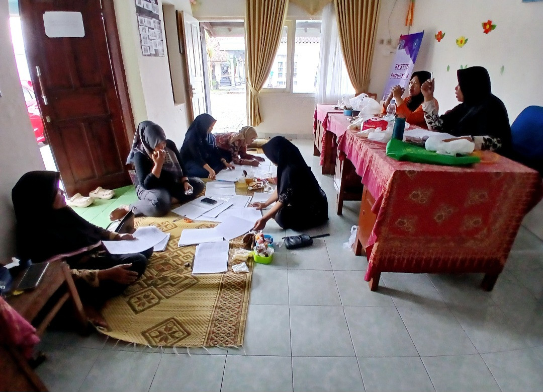 Kader Padukuhan Kalibulus sedang mengikuti pertemuan dengan Pokja 4