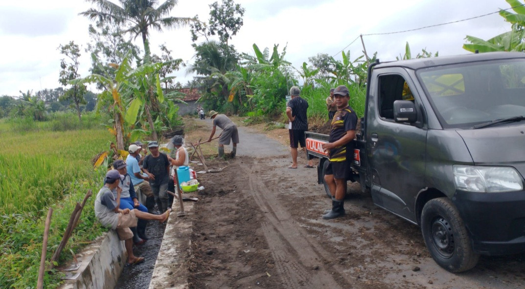 Gotong royong warga Padukuhan Kalibulus