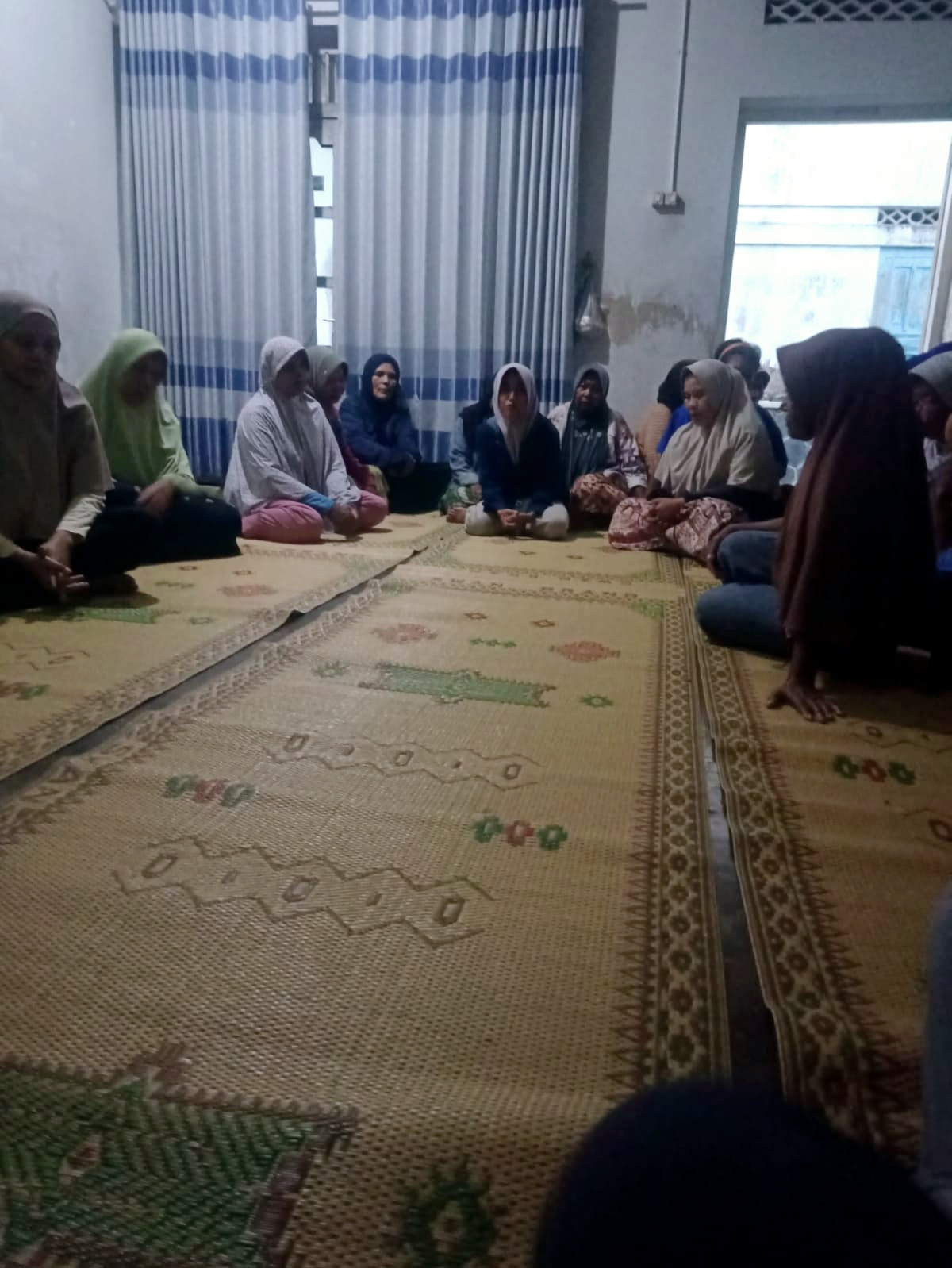 Warga Padukuhan Kalibulus membesuk Ibu Tatik yang sedang sakit