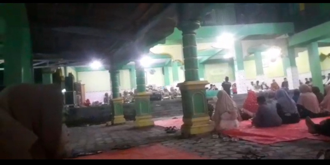 Warga Padukuhan Kalibulus mengikuti pengajian malam selasa kliwon