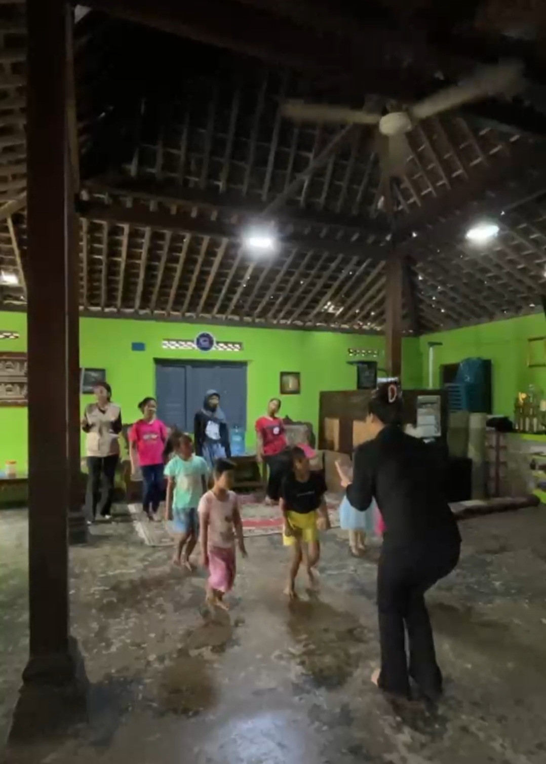 Anak-anak Padukuhan Kalibulus sedang latihan menari bersama KKN UNY