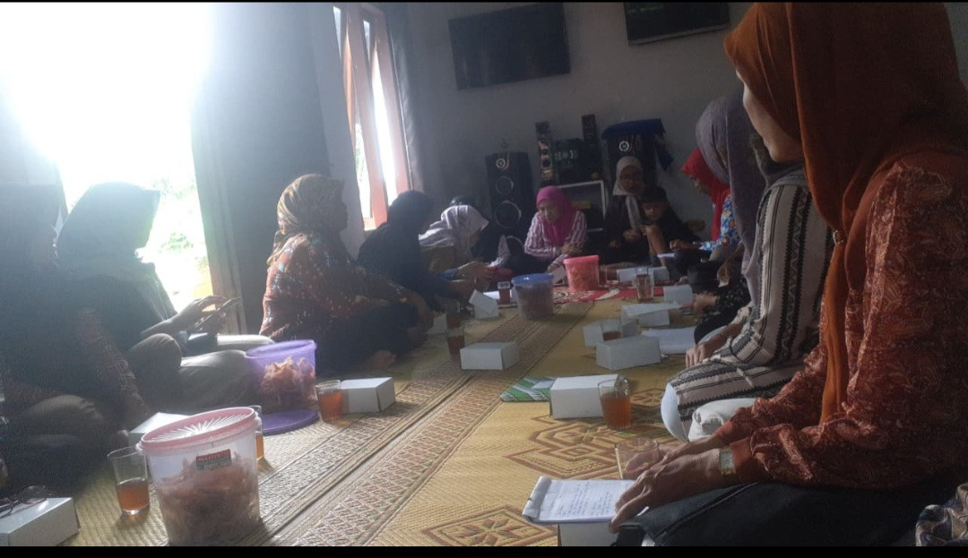 Warga Padukuhan Kalibulus mengikuti pertemuan desa Prima