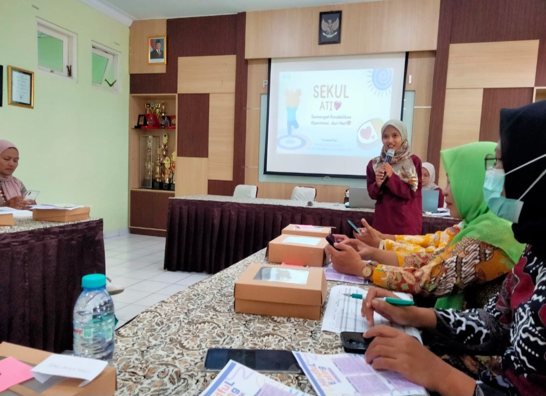 Kader Padukuhan Kalibulus mengikuti pertemuan lansia