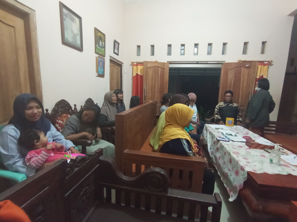 Rapat RT 4 ibu2 Dusun Koroulon Kidul