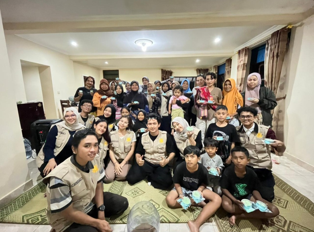 Warga Padukuhan Kalibulus mengikuti cara pembuatan lilin aromaterapi dari minyak jelantah bersama KKN UNY