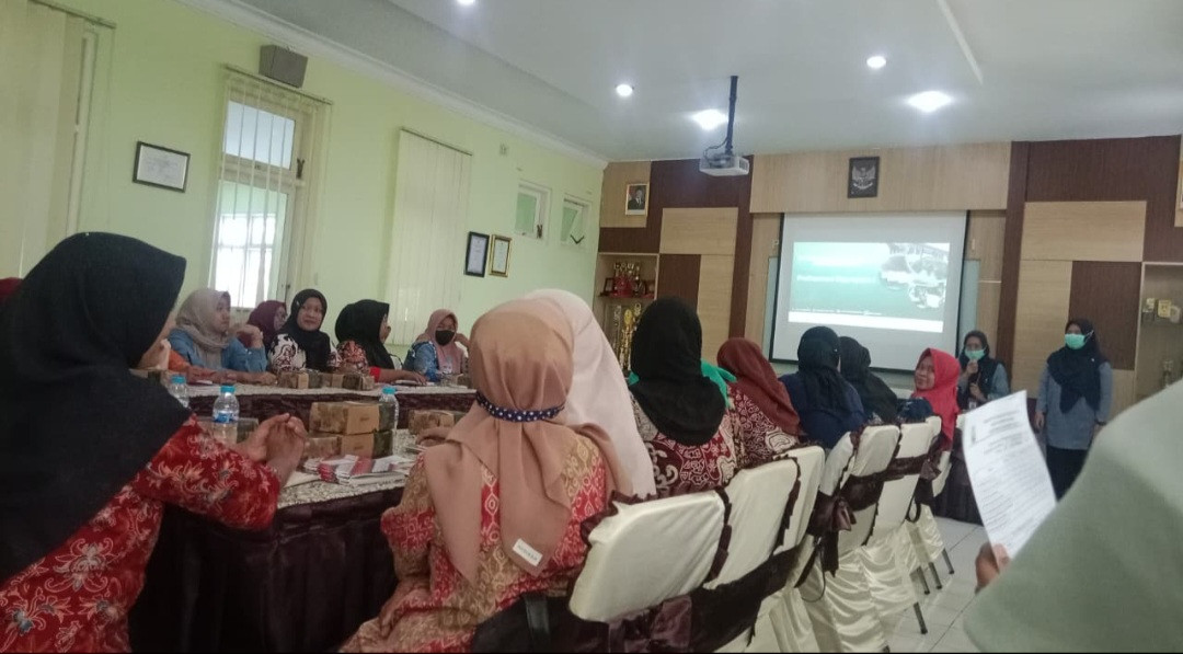 Kader Padukuhan Kalibulus mengikuti pertemuan Kader