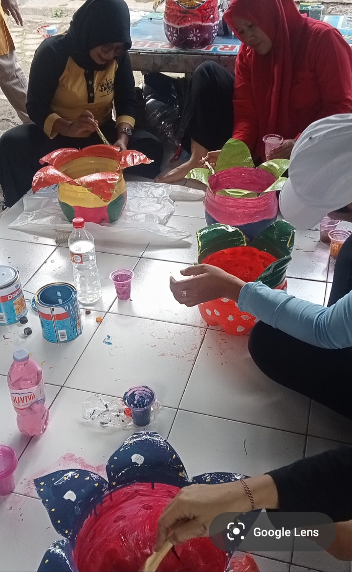 Kader Kragilan mengikuti ketrampilan pot dari limbah galon