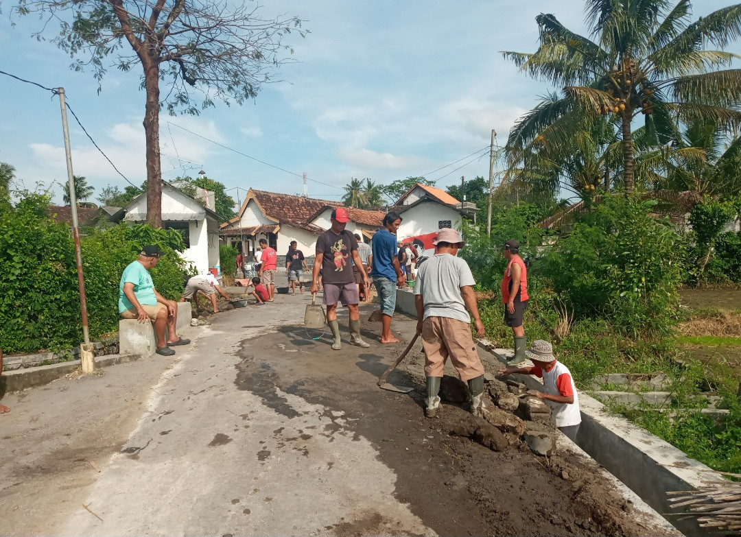 Gotong royong warga Padukuhan Kalibulus