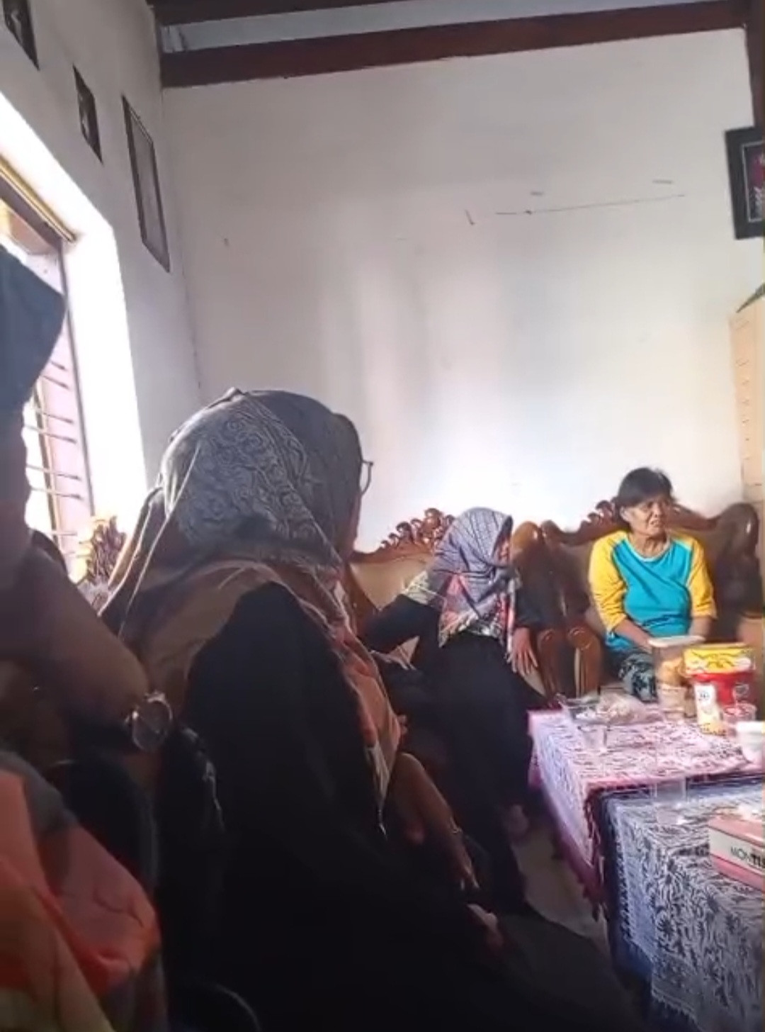 Kader Padukuhan Kalibulus sedang membesuk ibu Kusmiyati bersama perwakilan anggota PKK