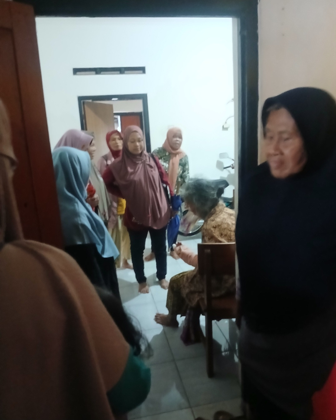 Ibu-ibu warga RT 04 Padukuhan Kalibulus sedang membesuk Ibu Jum yang sedang sakit